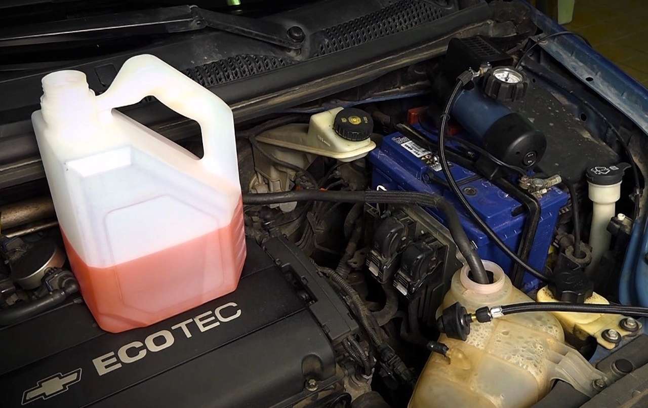 Что будет, если долго не менять антифриз? Эксперт объяснил