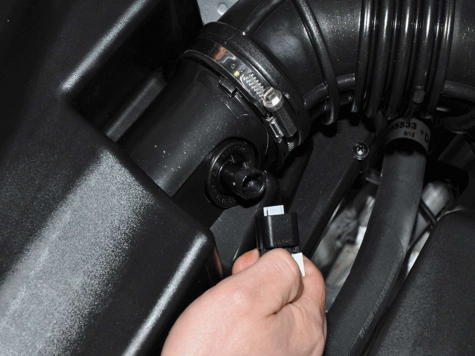 Датчик на воздушном фильтре. Датчик воздуха Chevrolet Cruze 1.8. Датчик воздуха Шевроле Круз 1.6. ДМРВ Cruze 1.6 109. Датчик всасываемого воздуха Шевроле Круз 1.6 109.