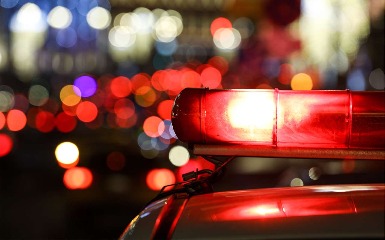 «Спаситель мира» разгромил 10 машин и нанес повреждения полицейскому