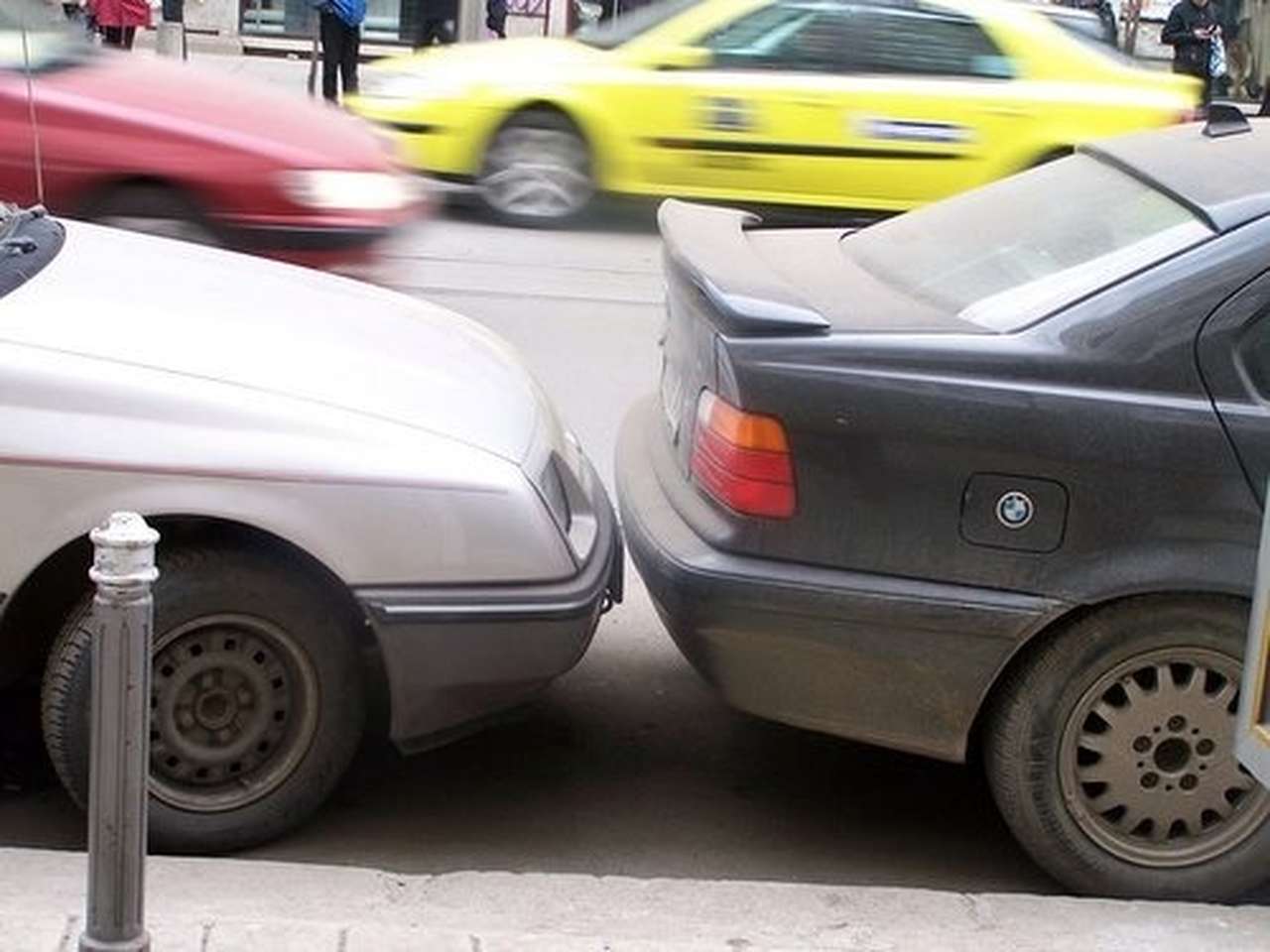 Назван город с самой дешевой парковкой в Европе