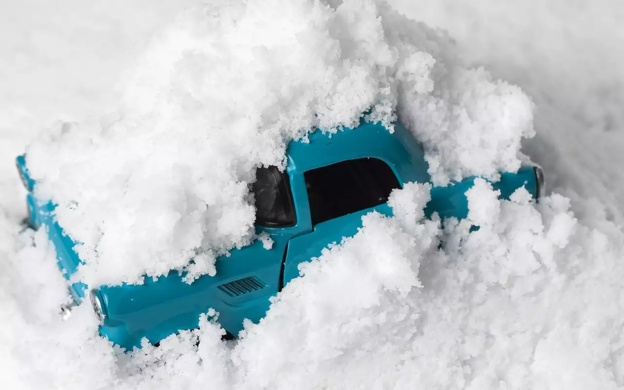 Этот удобный снегоуборщик поможет быстро и легко почистить снег