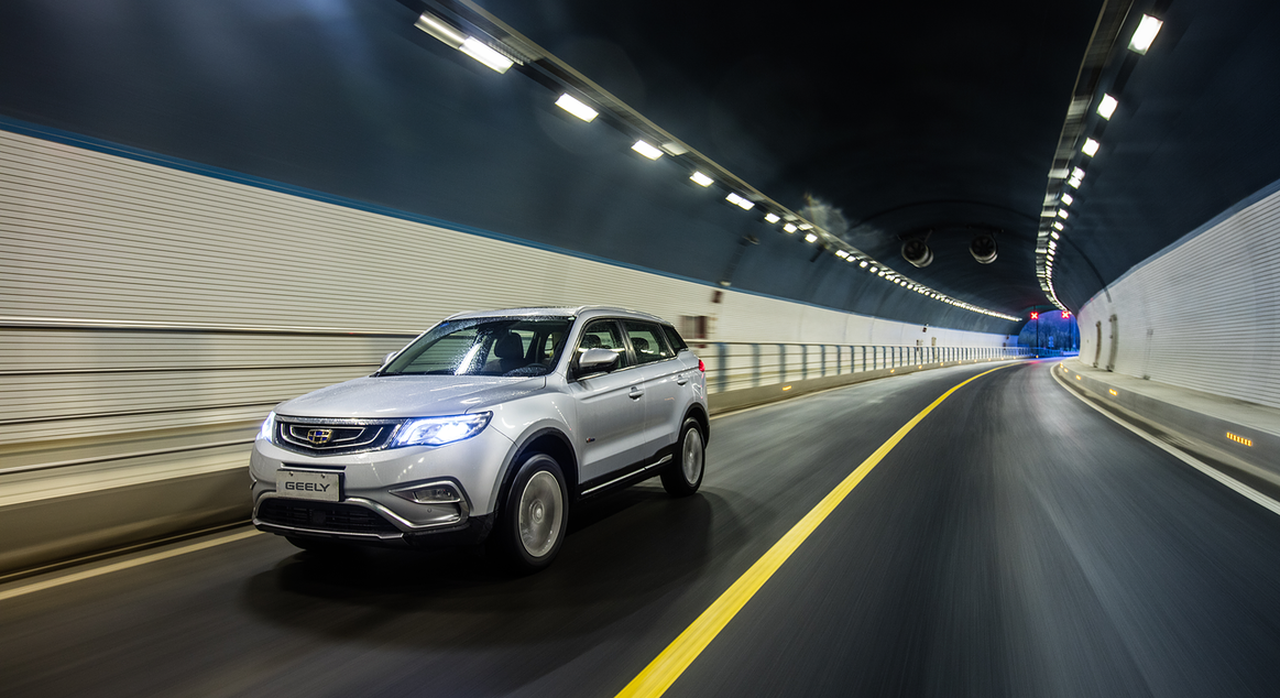 Известна дата появления в России кроссовера Geely Atlas