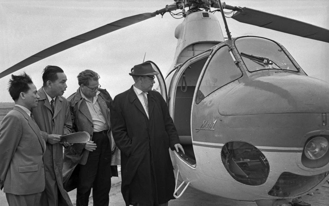 СССР. 1960 г. Советский многоцелевой вертолет Ми-1МНХ «Москвич», разработанный в Опытно-конструкторском бюро М. Л. Миля. Точная дата и место съемки не установлены.