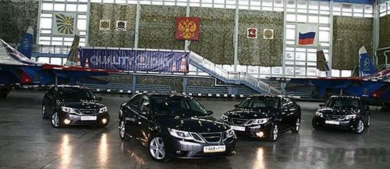 Аэродром полигона "Кубинка", ангар, пара МИГов и Saab 9-3. Неплохое сочетание.