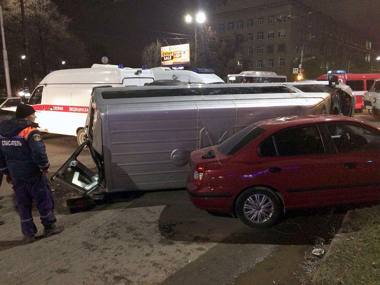 ДТП с участием микроавтобуса и двух легковых автомобилей на улице Циолковского. В результате происшествия пострадали шестнадцать человек.