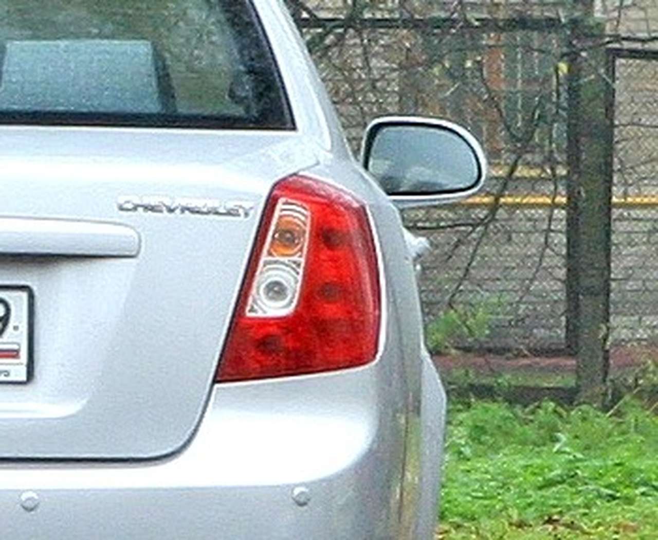 Chevrolet Lacetti седан: замена ламп в заднем фонаре