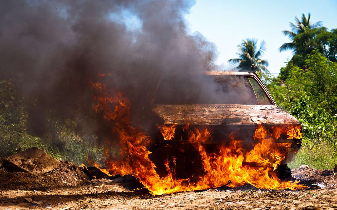 Водитель вернулся к своей горящей машине, чтобы прикурить