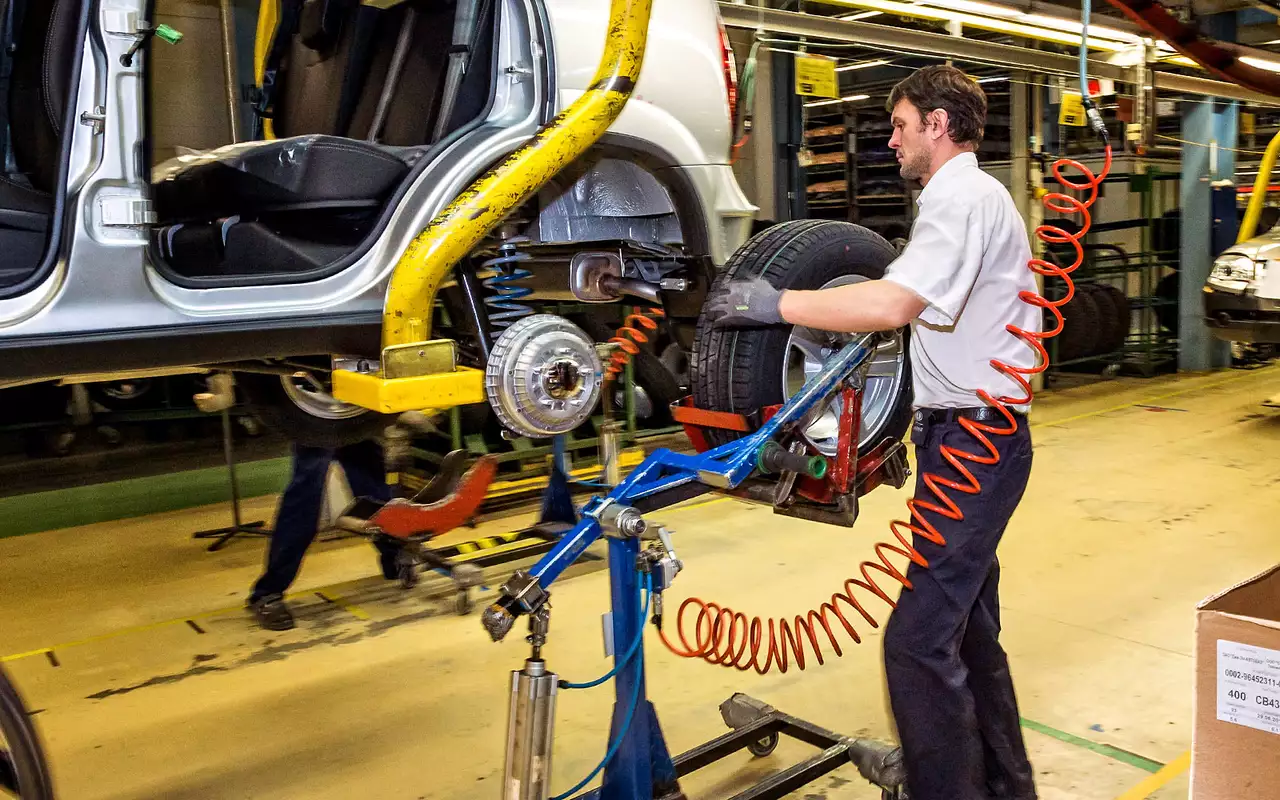 Даже подвижный рычаг тележки оснащен пневмоприводом – усилия мускулов сведены к минимуму.