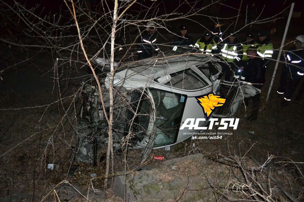 Автомобилистка, лишенная прав, вылетела на иномарке с моста в Новосибирске