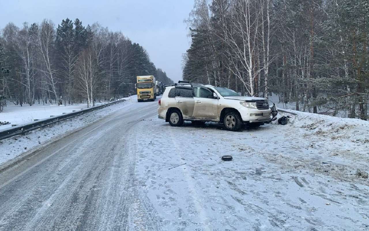 Водитель Land Cruiser погиб: на трассе столкнулись грузовик и внедорожник