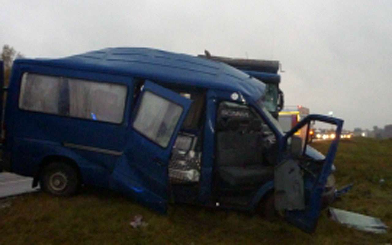 Грузовик влетел в микроавтобус — 5 погибших, трое в тяжелом состоянии