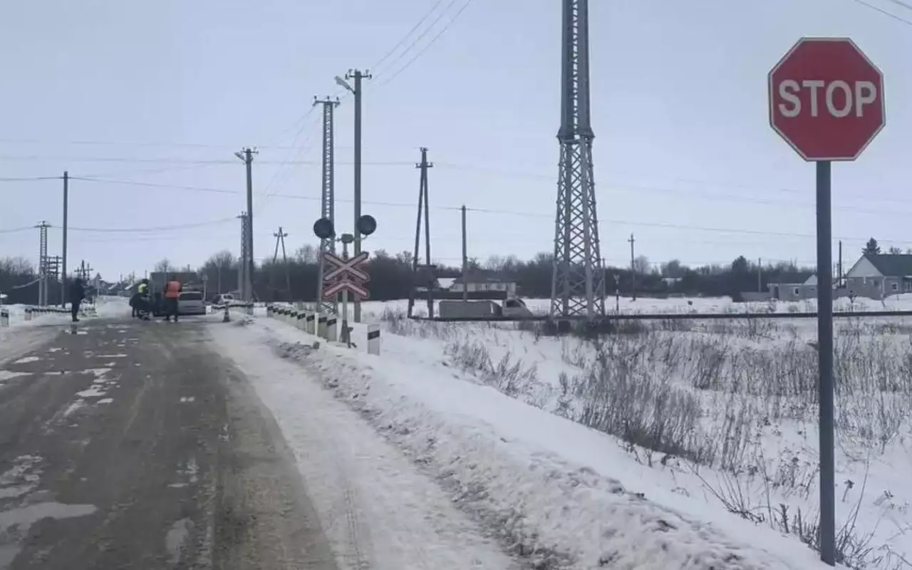 Автомобиль столкнулся с пассажирским поездом в Волгоградской области