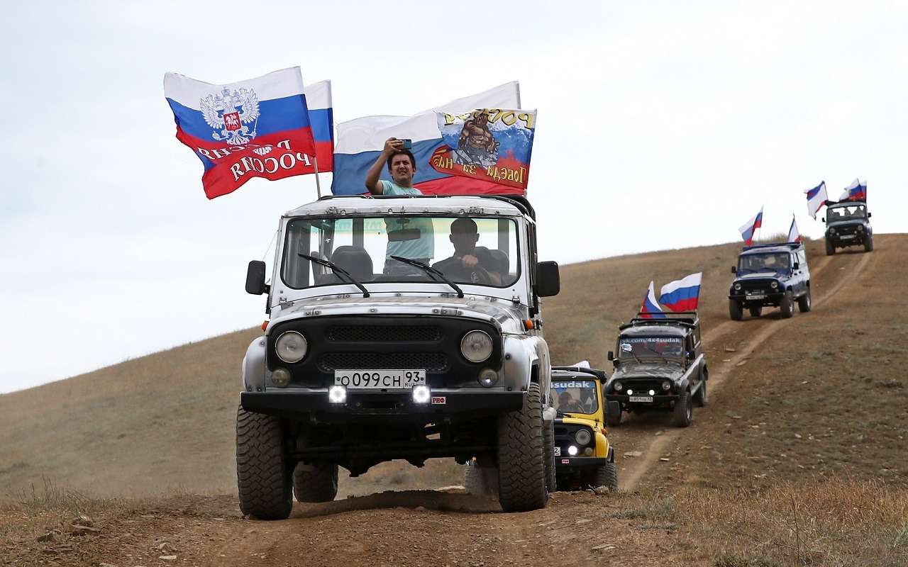 «За рулем» поздравляет с Днем России!