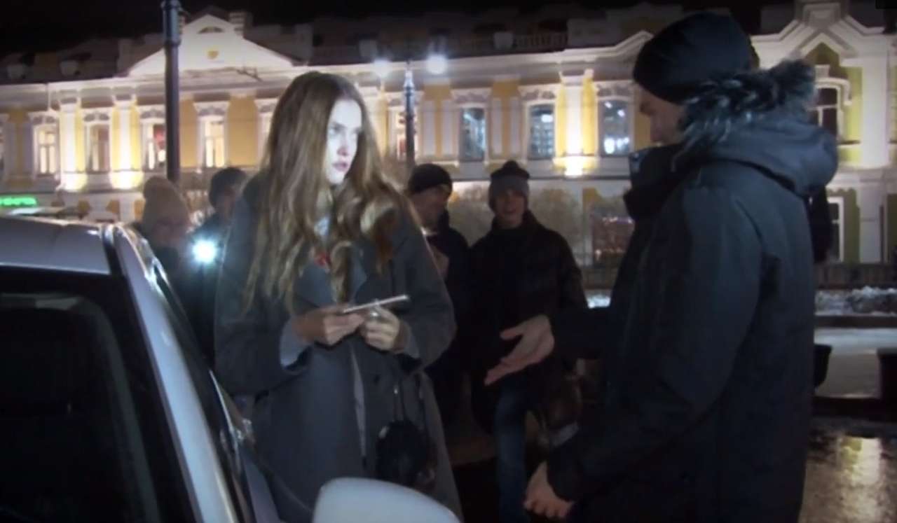 Красота – сила! Фотомодель тормозит пьяного водителя