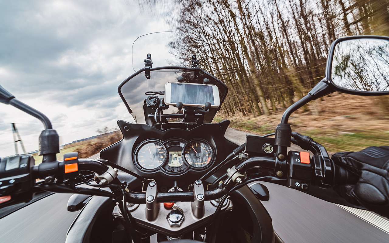 Треть мотоциклистов пользуется смартфонами в пути