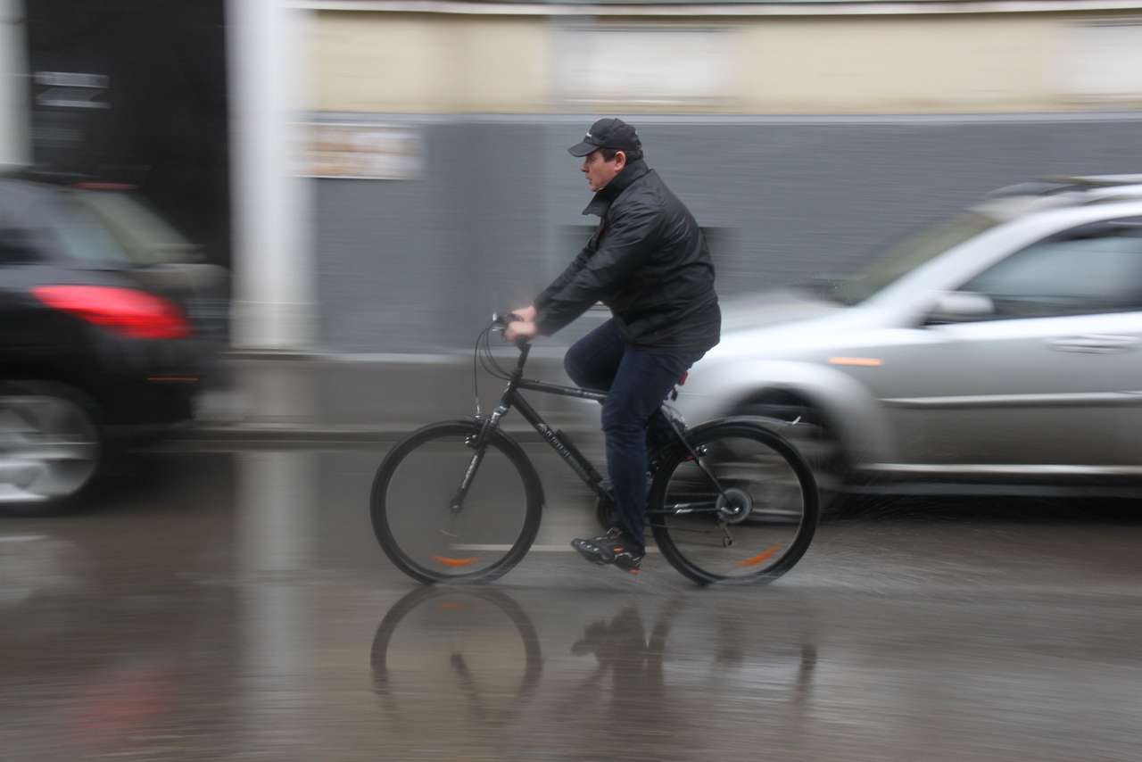 Уже чувствуется профессионализм. Сзади машина? Ничего, пусть едет в моем темпе. Это же переулок, а не проспект!