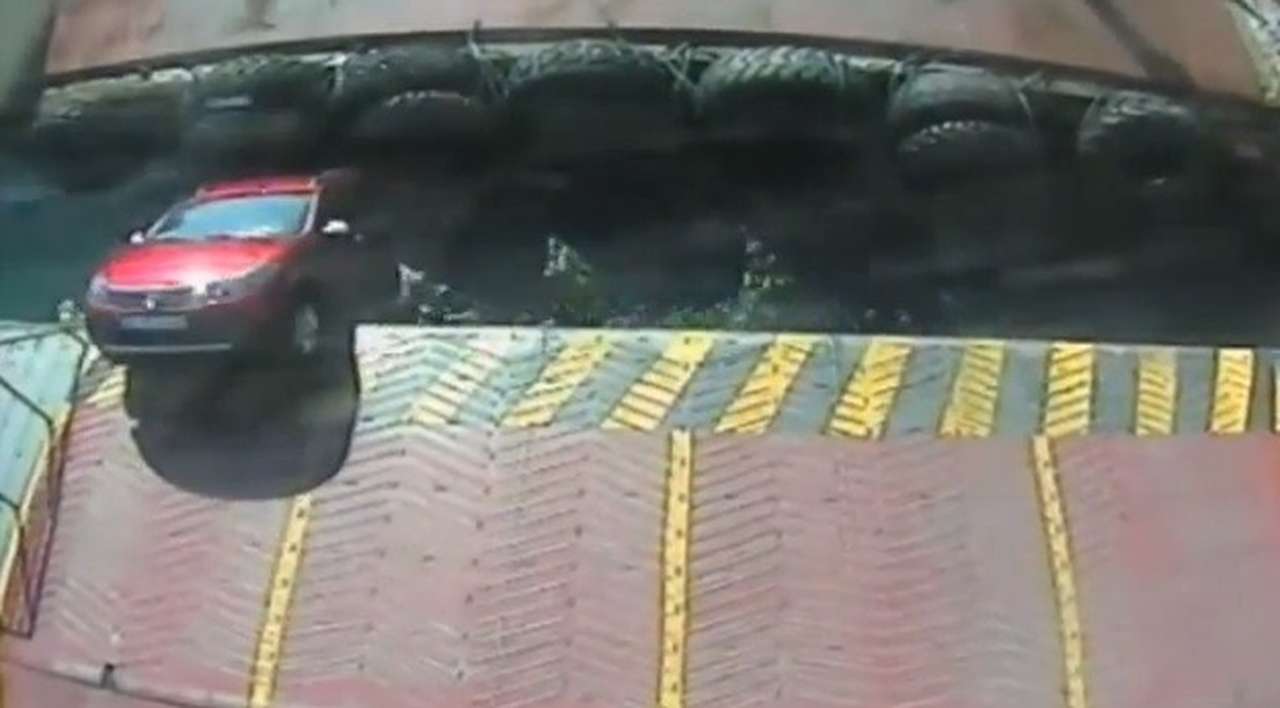 Попытка запрыгнуть на паром на автомобиле привела к трагедии