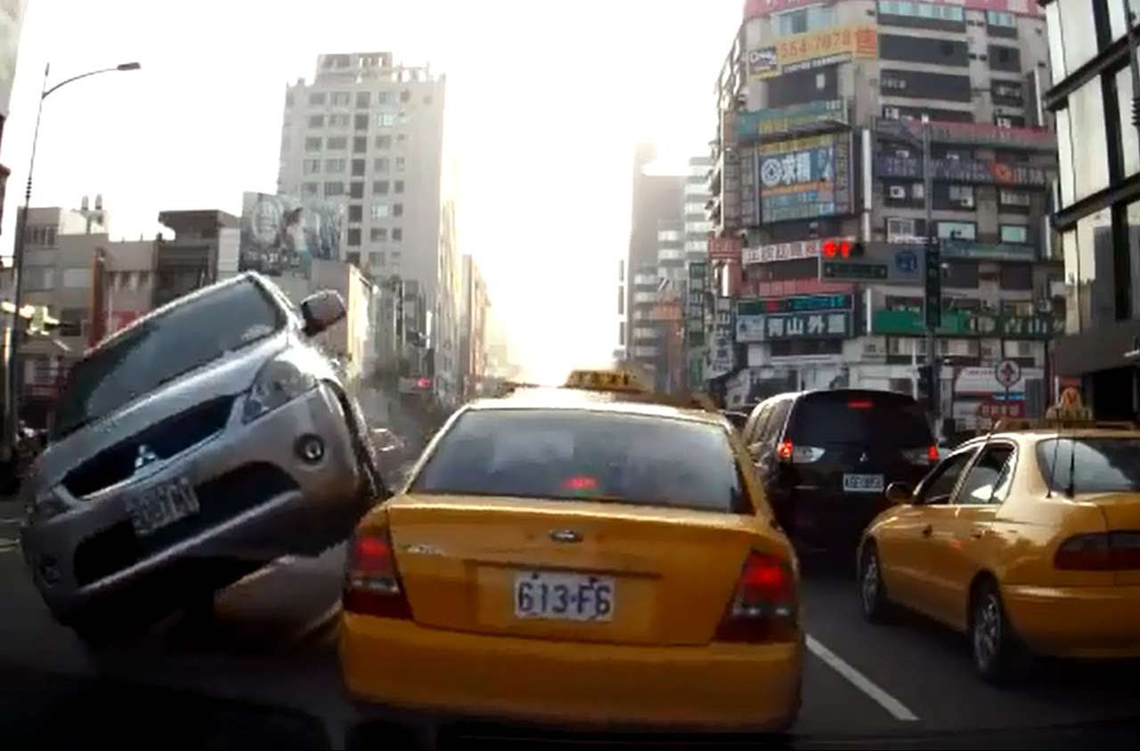 Рассеянная дама на Mitsubishi «проехалась» по двум автомобилям (ВИДЕО)