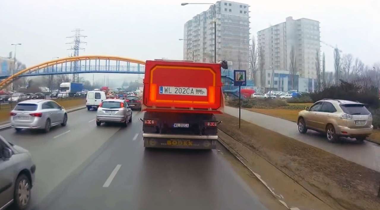 Водитель на золотом Лексусе устроил беспредел в городе
