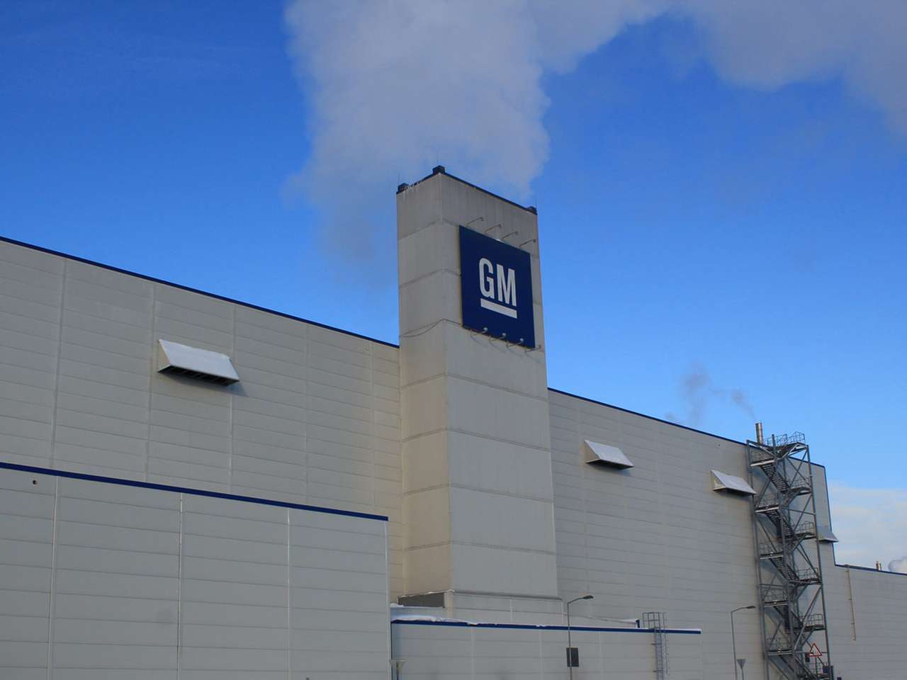 GM на месяц остановит конвейер в Петербурге 