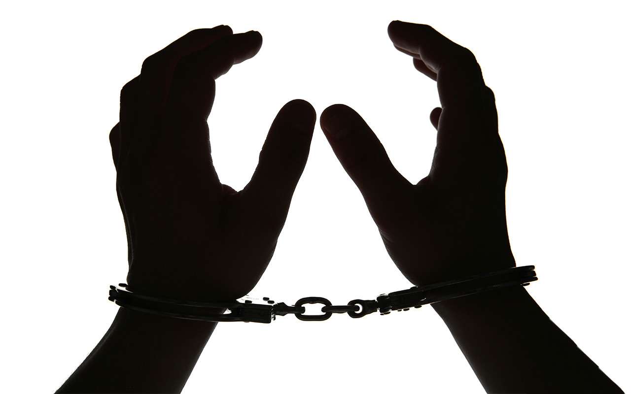 Скрывался долгих 18 лет, но попался в ТЦ: история автоафериста из Новосибирска