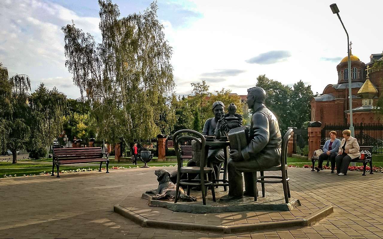 Нужно в туле. Тула чаепитие с самоваром памятник. Тула памятник на набережной. Памятник Тула пряники на Пузакова. Экскурсии в Туле на выходные.