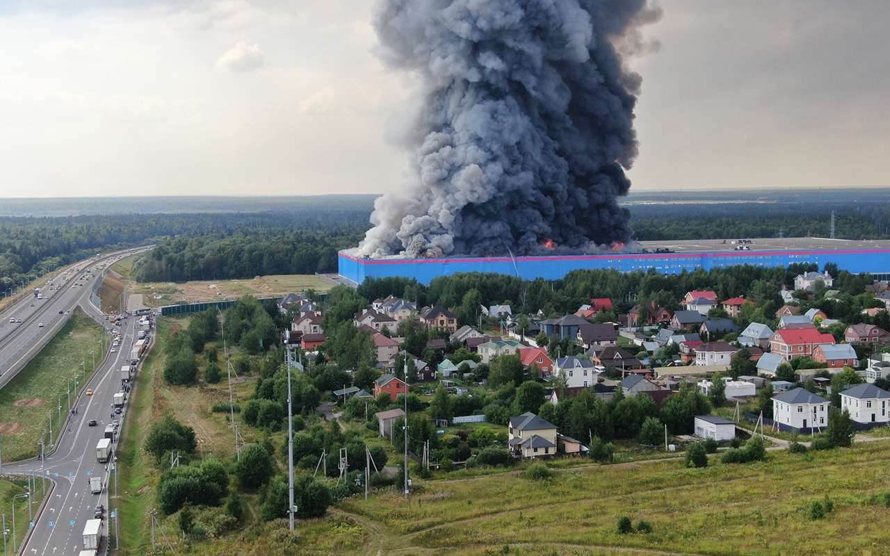 На складе Ozon в Подмосковье бушует пожар, пострадали 13 человек, есть погибший