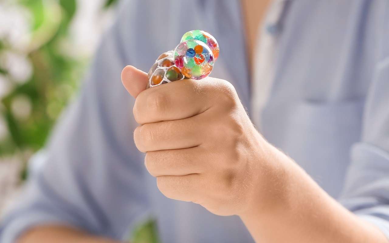 Игрушка, убирающая пыль: водителям предложили необычный способ почистить руль