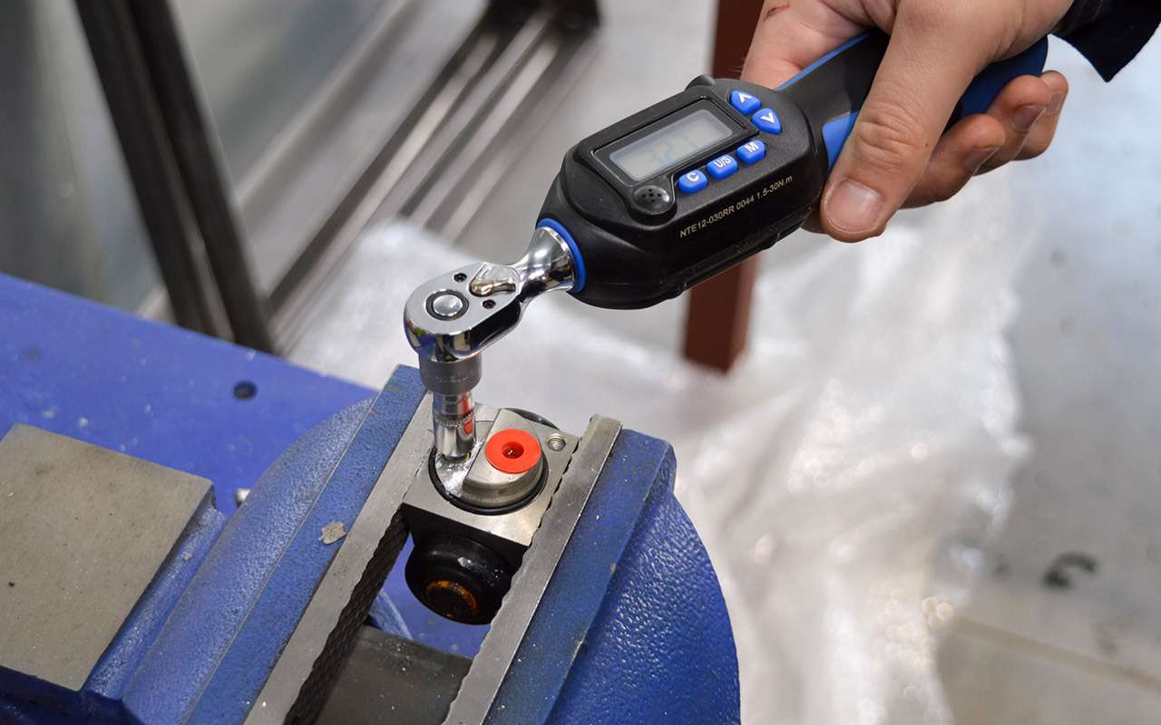 Определяем крутящий момент отворачивания штуцера – как в исходном состоянии, так и для оценки воздействия коррозии.