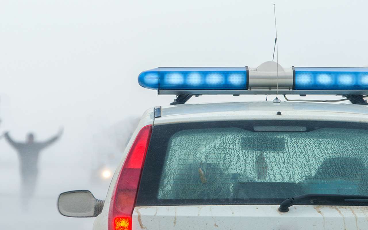 Сотрудники ДПС спасли на заснеженной трассе семью с двумя детьми