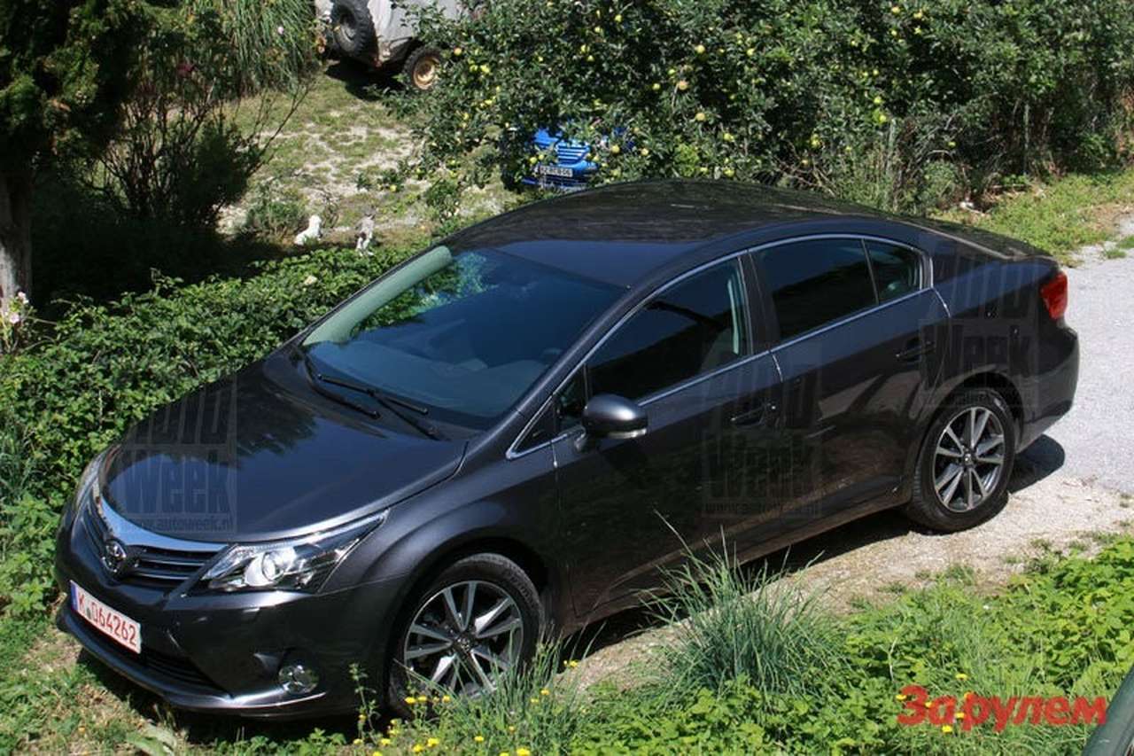 Новая Toyota Avensis засветилась без камуфляжа