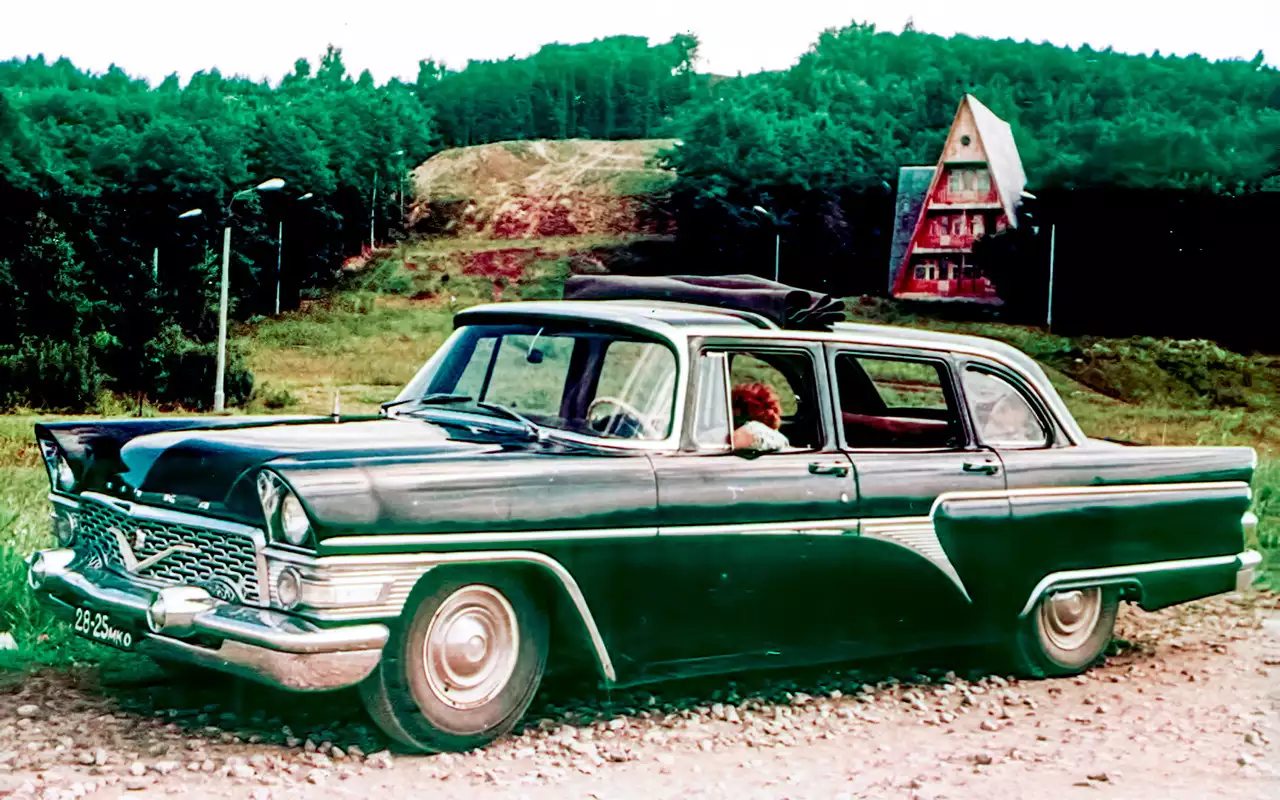 Чайка с кузовом ландо – с открывающейся над задней частью салона крышей – продукт не Горьковского завода, а некоего стороннего, возможно, армейского предприятия.