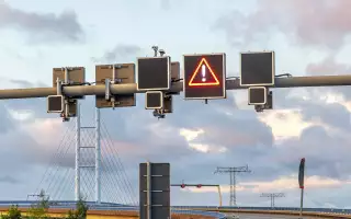 Врут про погоду, рассылают несправедливые штрафы... — зачем нужны такие знаки?