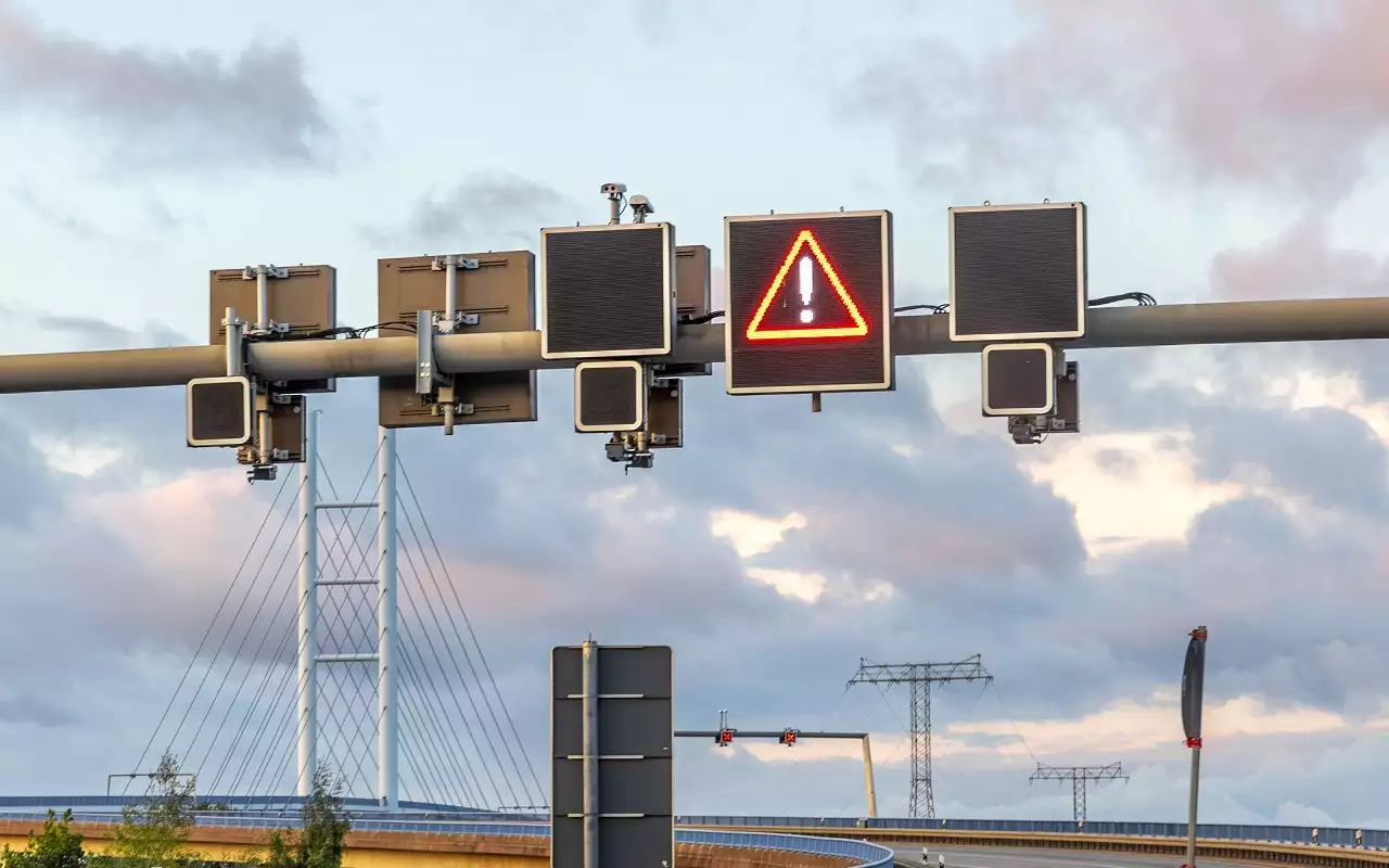 Врут про погоду, рассылают несправедливые штрафы... — зачем нужны такие знаки?