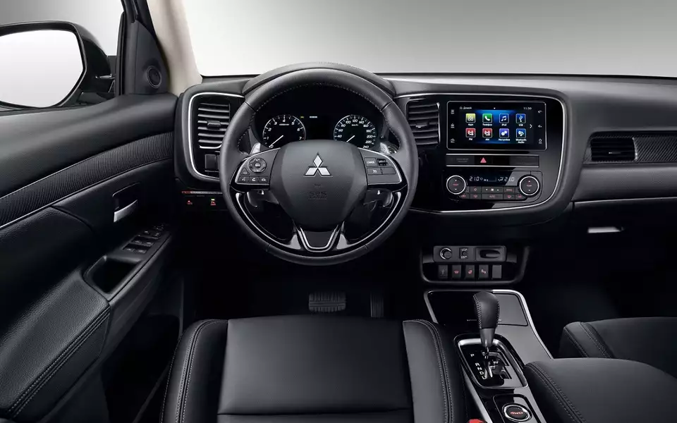 В салоне все не очень затейливо и после 100 тысяч км начинает поскрипывать. Мультимедийную систему считают устаревшей. Зато ничего не отваливается.