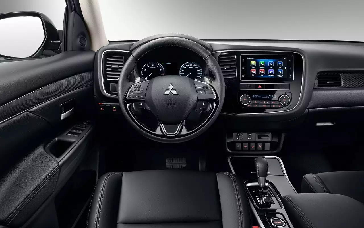 В салоне все не очень затейливо и после 100 тысяч км начинает поскрипывать. Мультимедийную систему считают устаревшей. Зато ничего не отваливается.