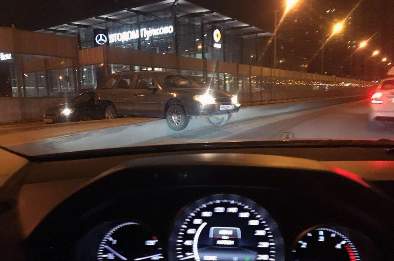 До чего бахвальство довело: в Санкт-Петербурге автомобиль завис на разделителе
