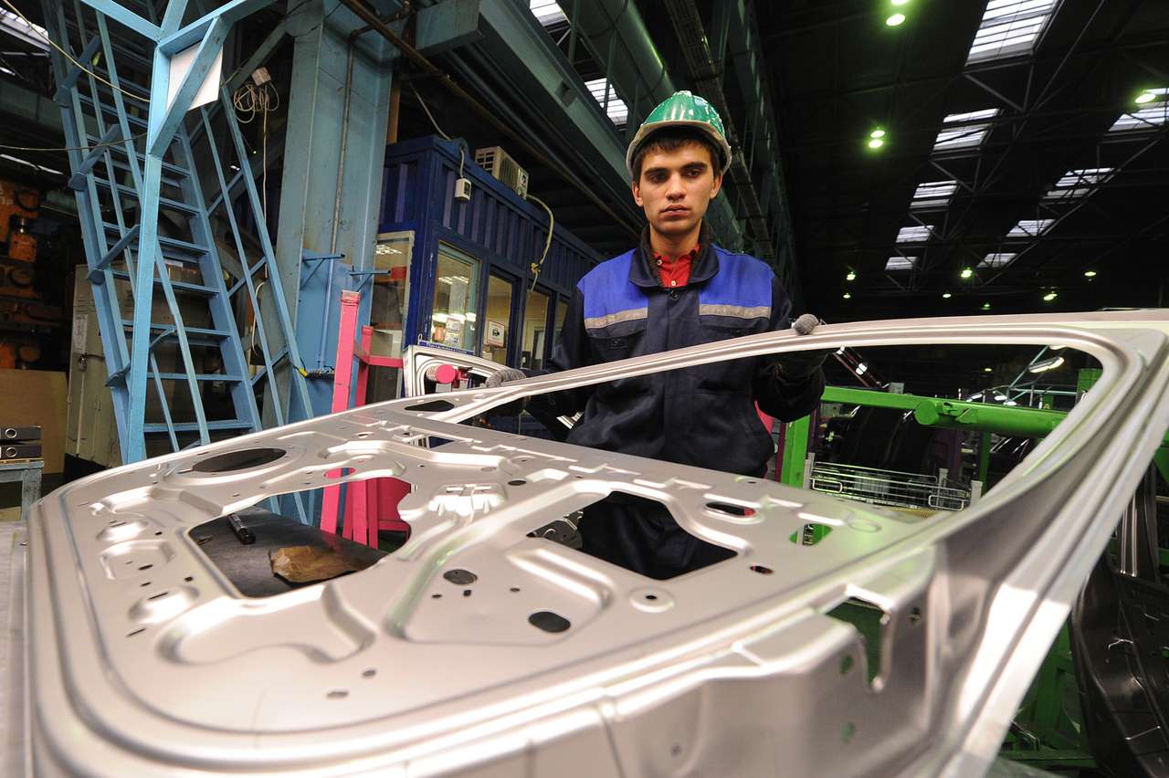 Иномарок в России стали собирать меньше