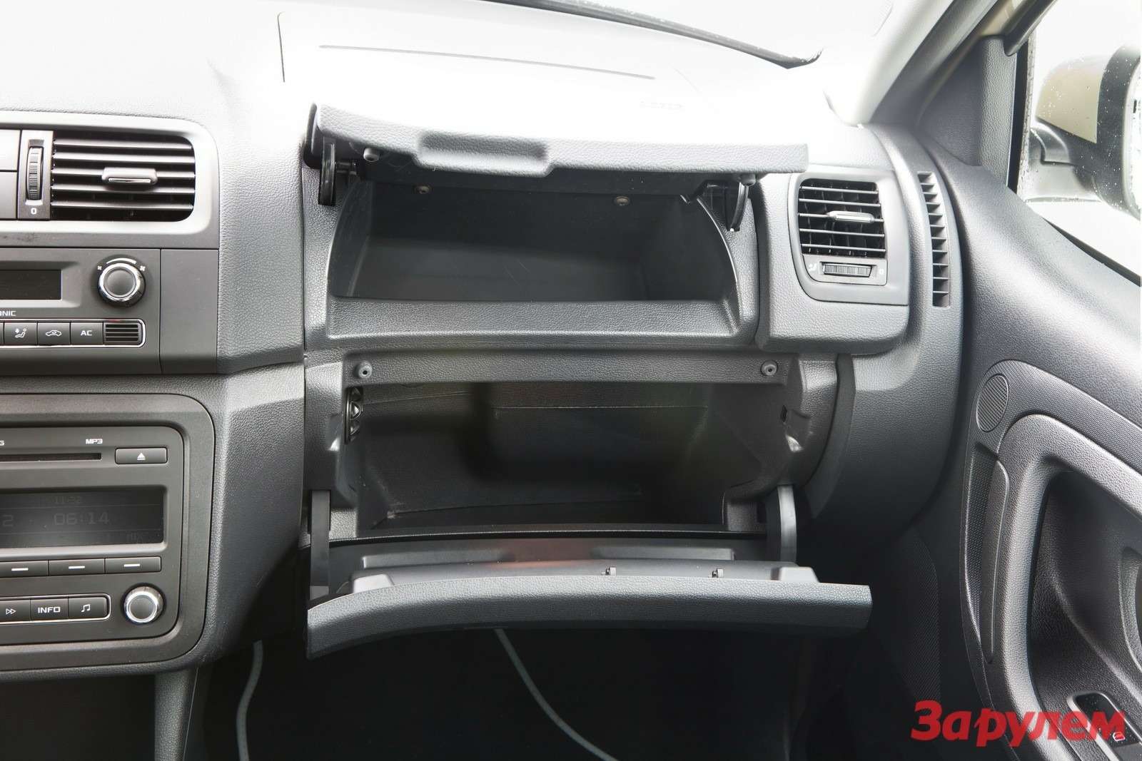 4 бардачок воздуховод. снять бардачок фабия. шкода фабия хэтчбек 2013 года бардачок без крышки. крышка на перчаточный ящик шкода фабия 2 хэтчбек. бардачок шкода фабия 1.