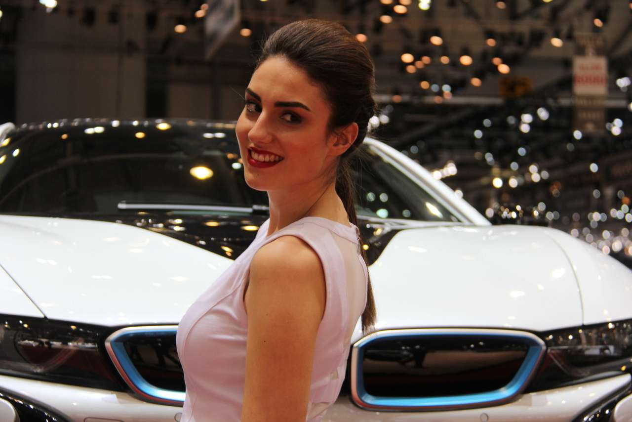 Видео с Женевского автосалона-2016: девушки и крутые тачки