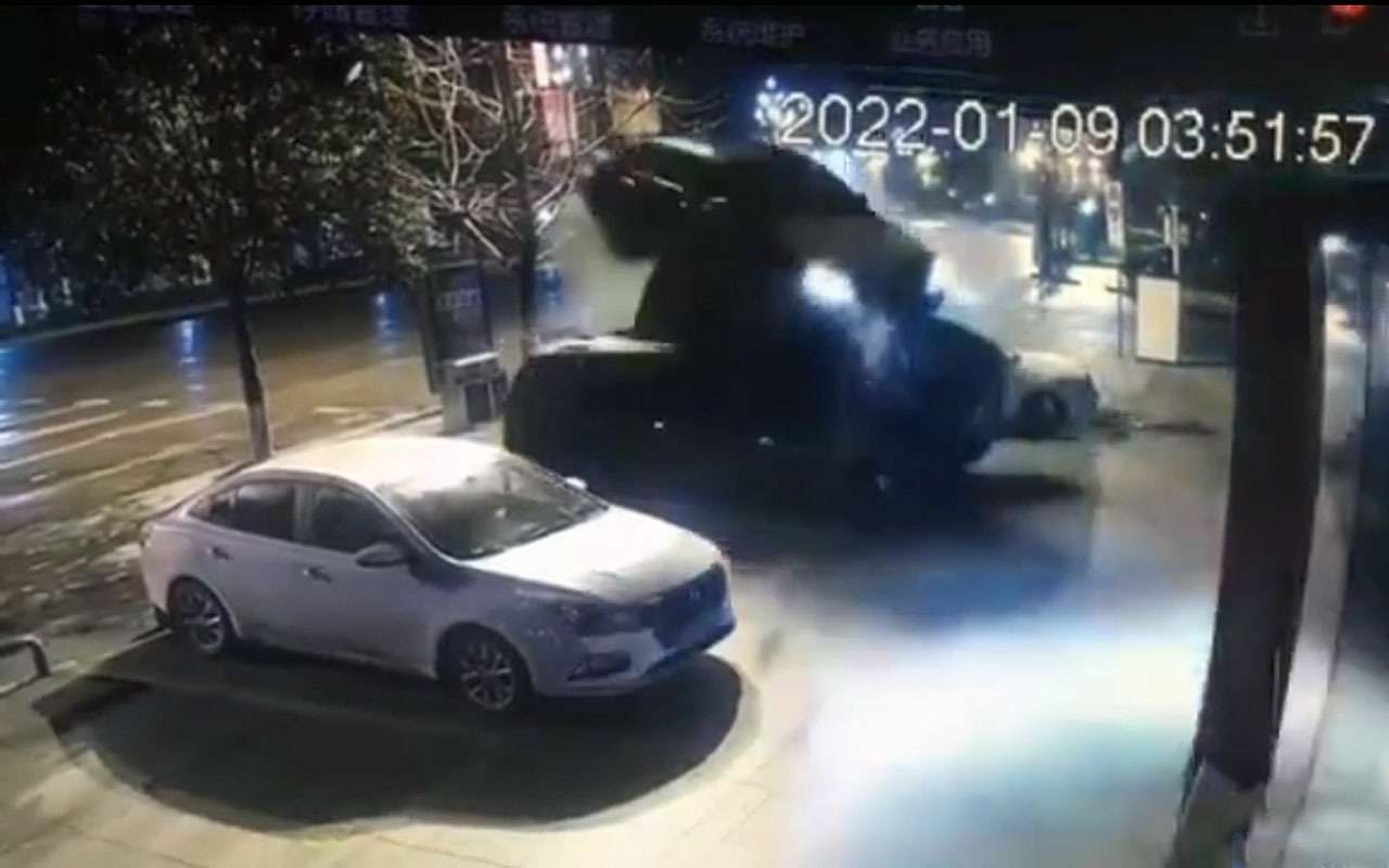 Прыжок, полет, парковка – видео очень странного ДТП