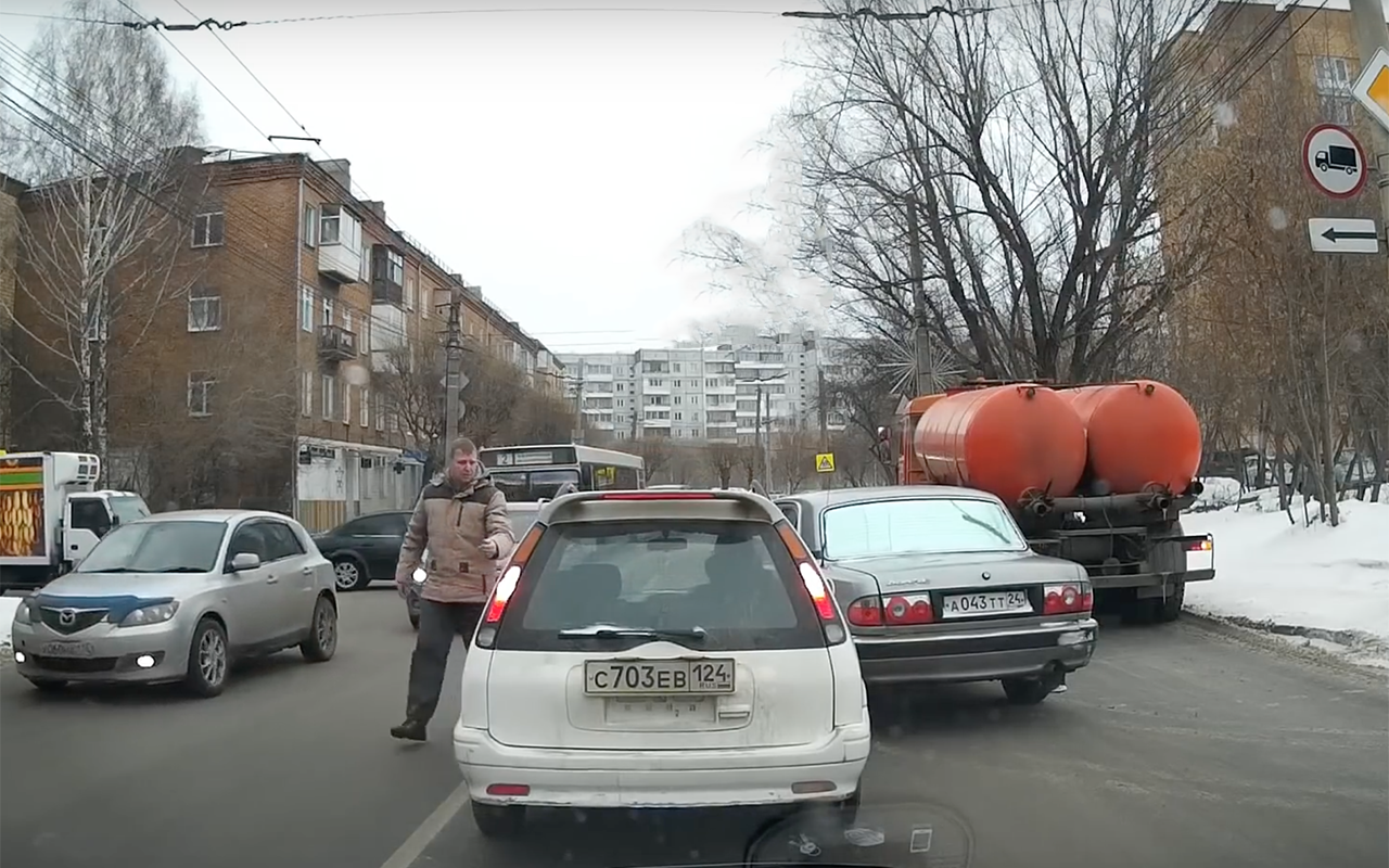Неадекват на Волге избил водителя за отказ уступить дорогу