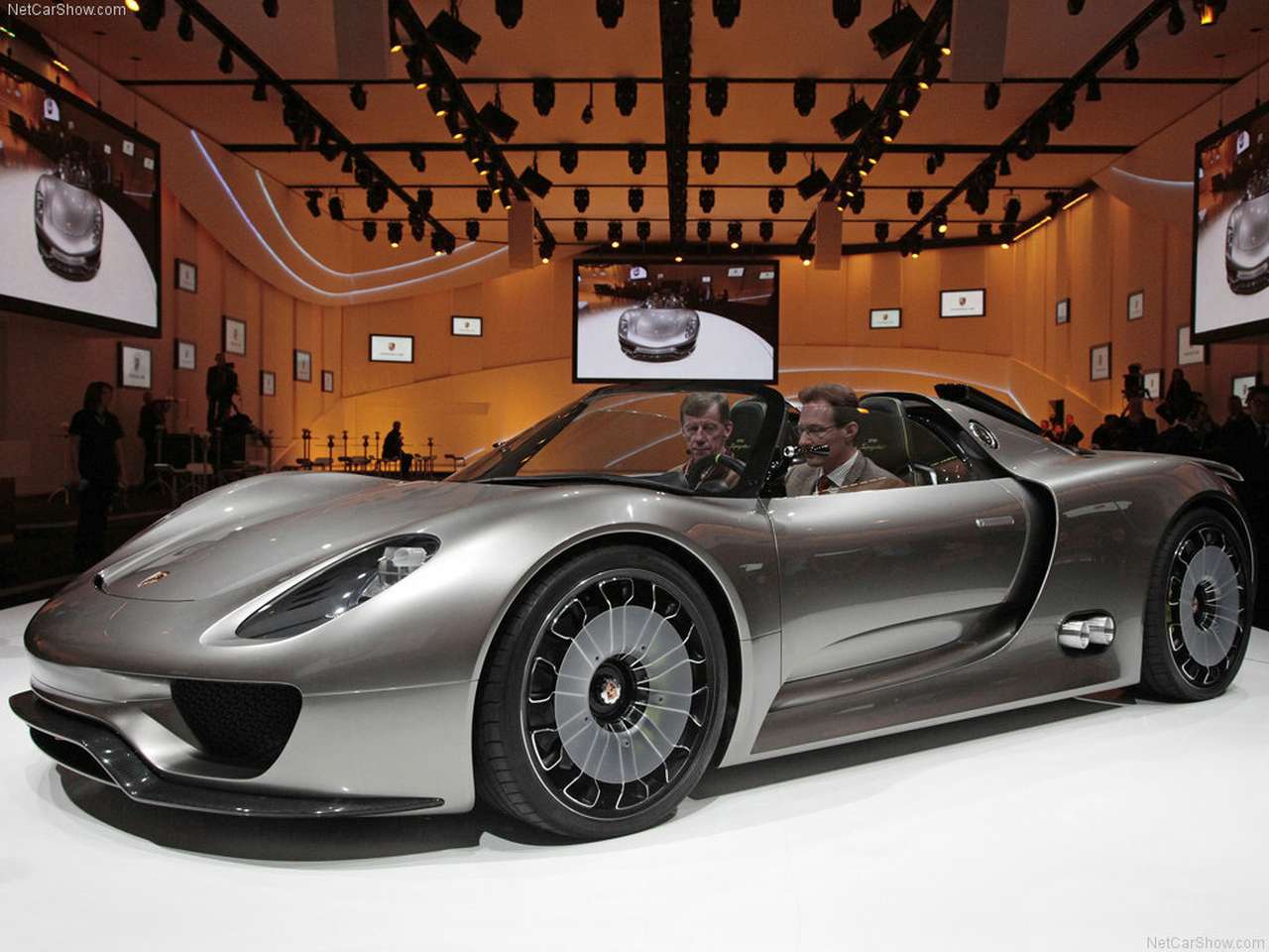 Концепт Porsche 918 Spyder, представленный на автосалоне в Женеве в 2010 году