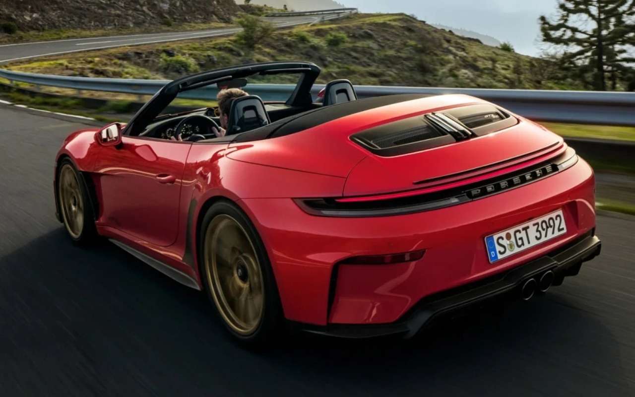 Новый Porsche 911 — без крыши, но с замашками суперкара
