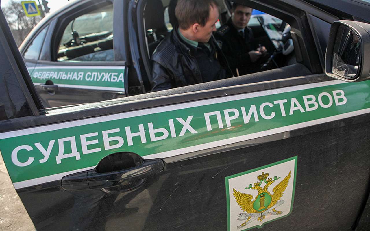 Покупатель пришел забирать автомобиль у дилера с судебными приставами