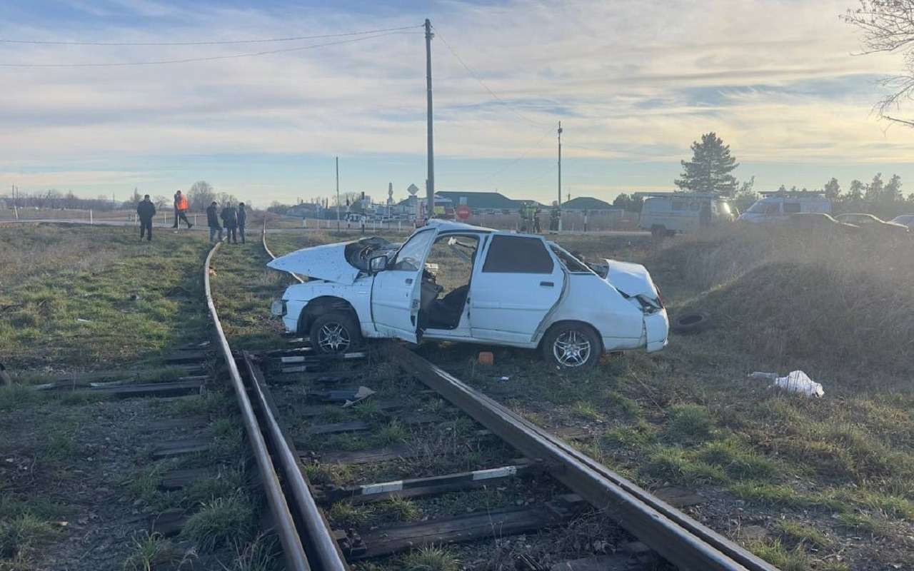 Поезд врезался в легковушку на Кубани