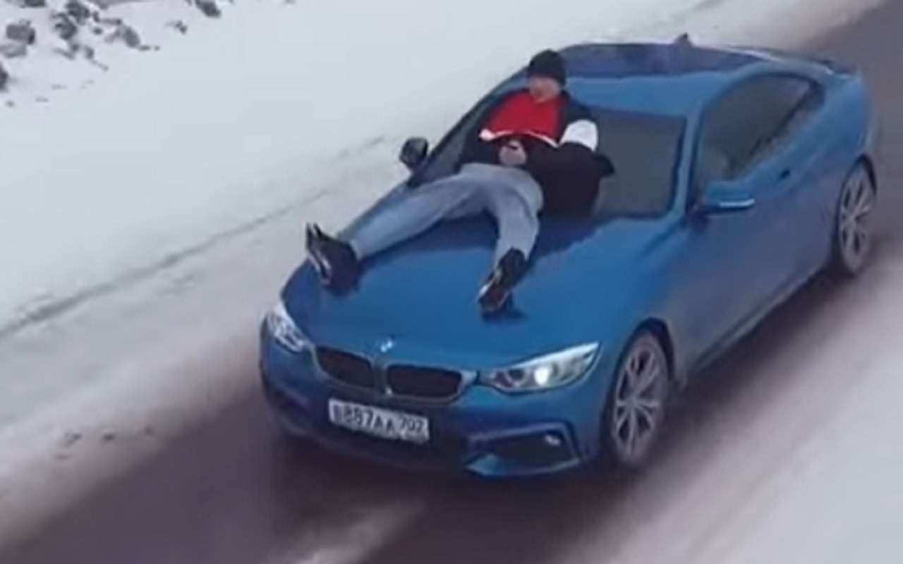 Блогер проехался на капоте машины под дорожными камерами