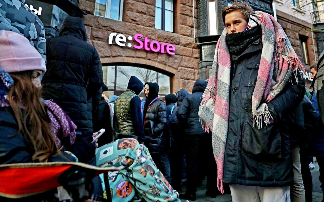 Битва за айфоны в Москве – «очередникам» подогнали автобус для обогрева