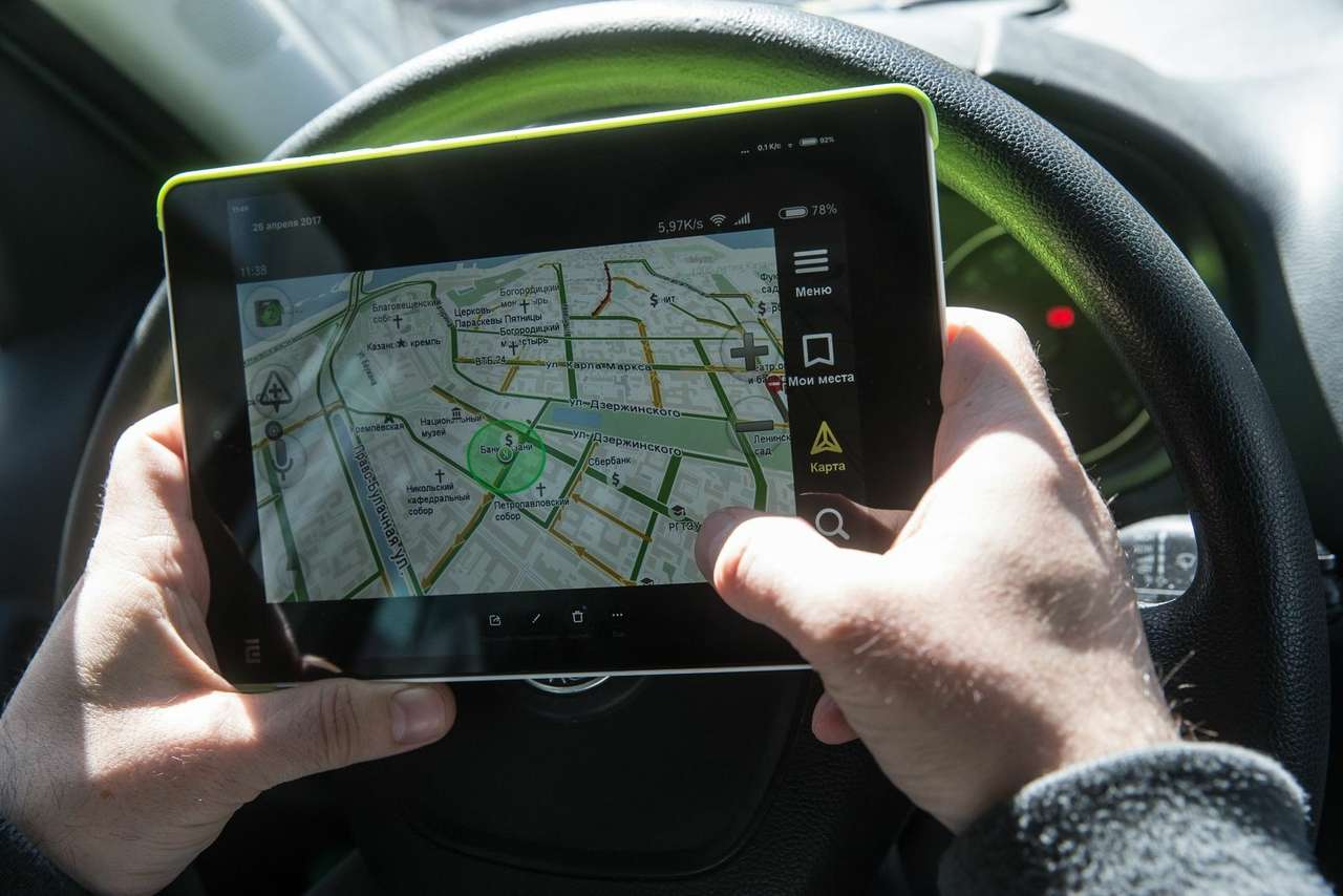 Гаишника шокировал таксист с 21 монитором в машине