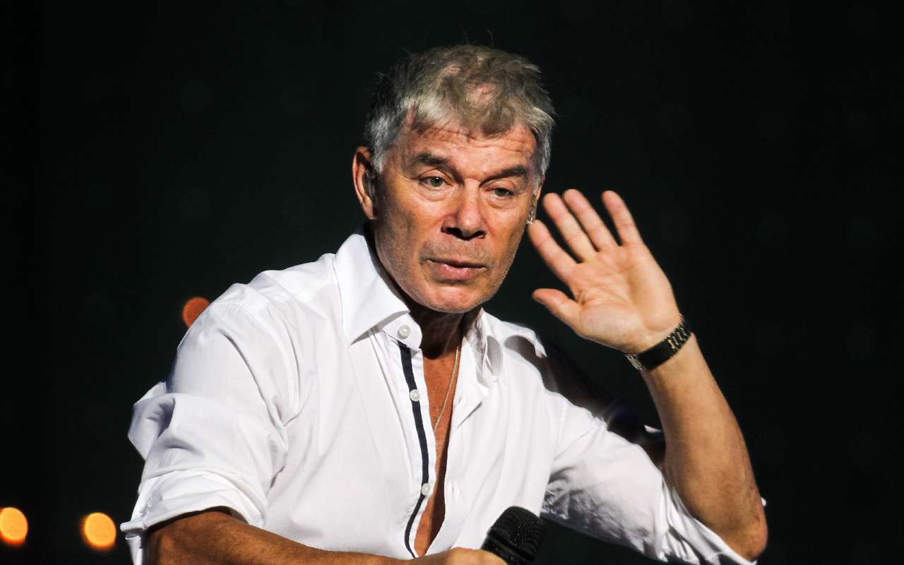 Олег Газманов попал в ДТП из-за ям на дороге